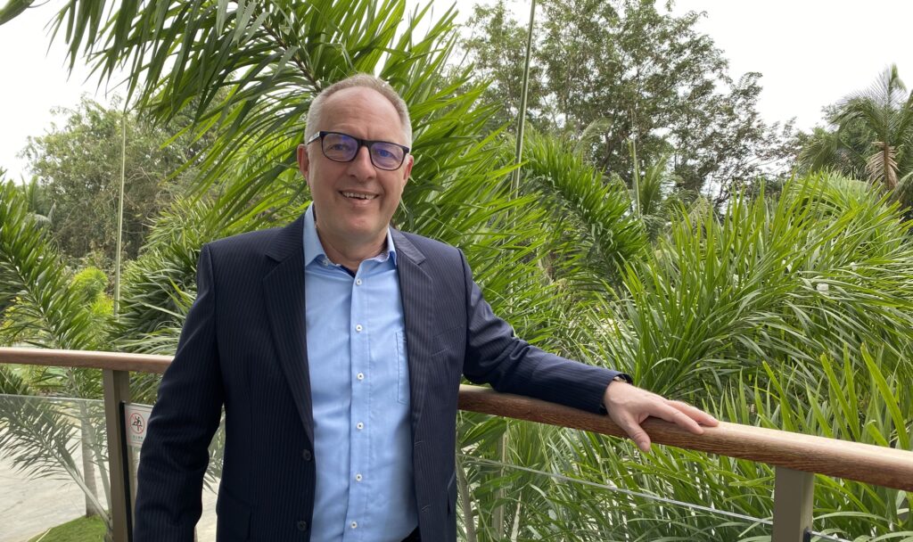 Uwe Zenke draußen angelehnt an ein Geländer