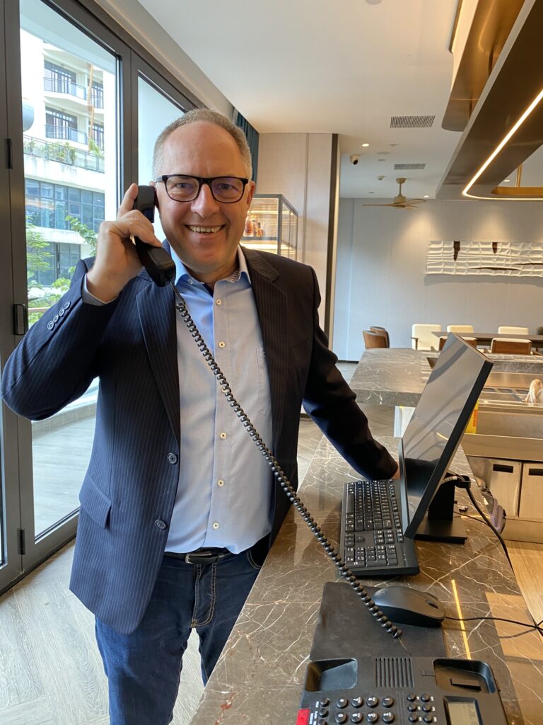 Uwe Zenke beim Telefonieren