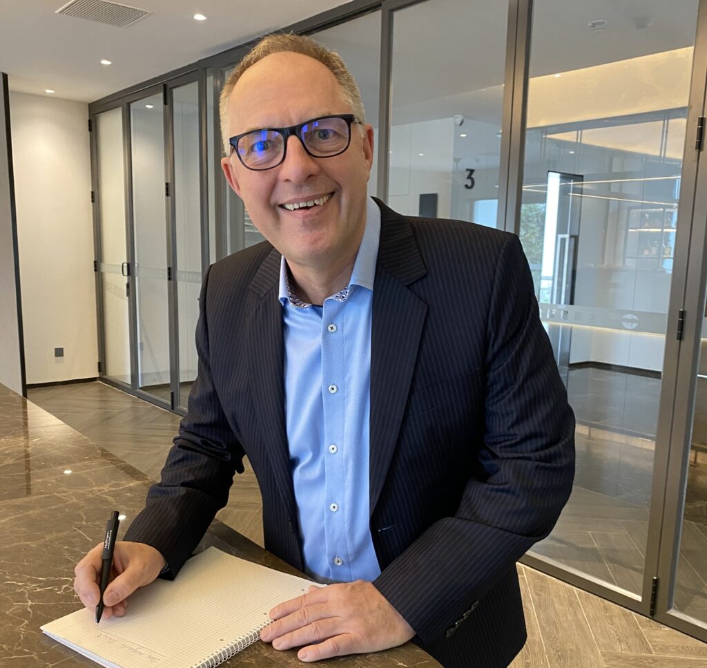 Uwe Zenke macht sich Notizen